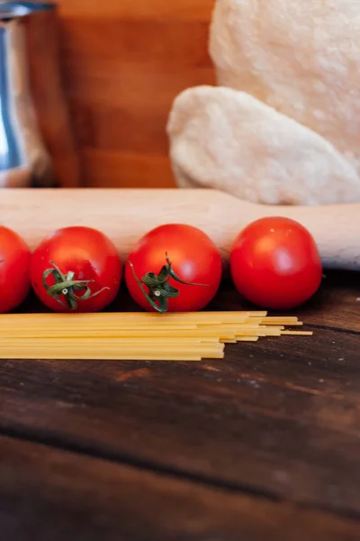 Pâtes italiennes sur une table en bois tomates cerises déjeuner de cuisine — Photo