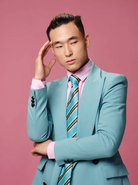Homem de negócios oficial confiante corte vista azul jaqueta rosa fundo — Fotografia de Stock