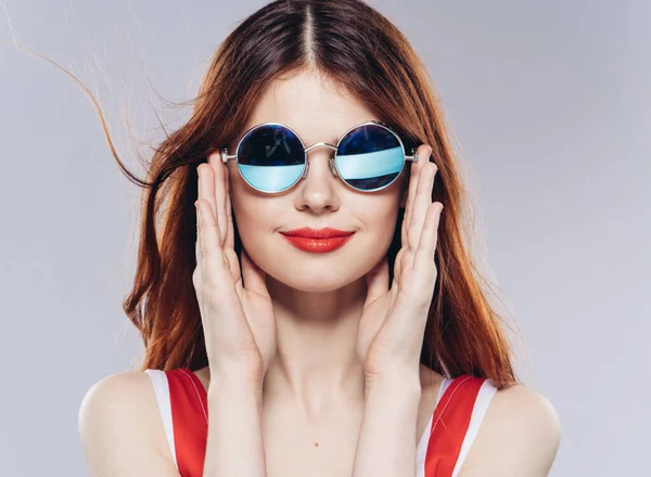 Atraktivní žena v pruhované šaty sluneční brýle úsměv luxusní model — Stock fotografie