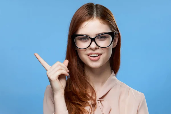 Vonzó nő glamor mosoly szemüveg stúdió elszigetelt háttér — Stock Fotó