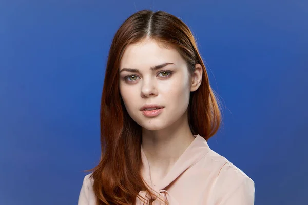Mooie vrouw in roze shirt aantrekkelijke look glimlach blauwe achtergrond model — Stockfoto