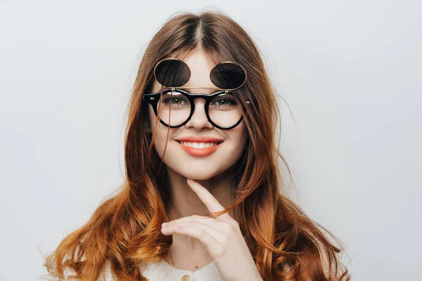 Bella donna con gli occhiali tenendo la testa emozioni ritagliato vista — Foto Stock