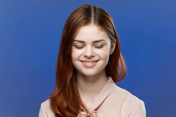 Приваблива жінка в рожевій сорочці чарівність Косметика крупним планом синій фон — стокове фото