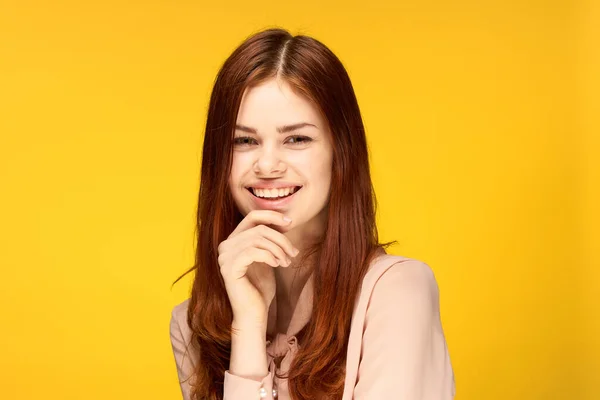 Atraente mulher emoção estúdio moda recortado vista amarelo fundo — Fotografia de Stock