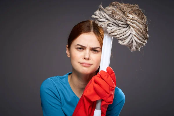 Huysuz kadın ev işi yaşam tarzını elinde tutuyor. — Stok fotoğraf