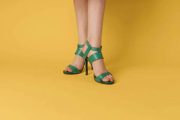 女腿绿鞋子雅致的生活方式黄背景 — 图库照片