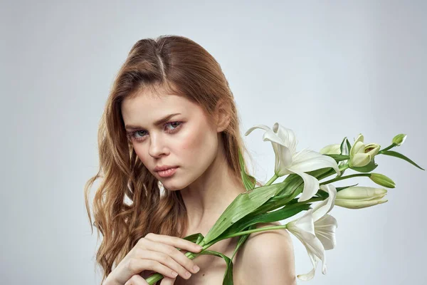 Dziewczyna z kwiaty przycięte widok portret zbliżenie wiosna gołe ramiona jasne skóra makijaż — Zdjęcie stockowe