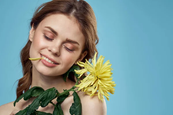 Lány virágok vágott kilátás portré közelkép tavasz csupasz vállak tiszta bőr smink — Stock Fotó