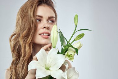 Çiçekli duygusal bir kadın. Bahar modeli. Çıplak omuzlar.