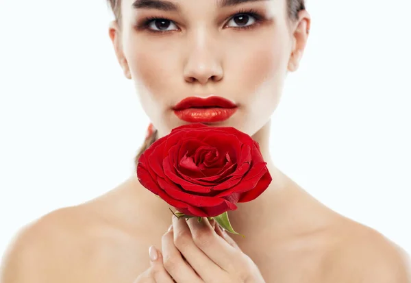 Portrét romantických lidí s holými rameny a červenou květinou před očima — Stock fotografie