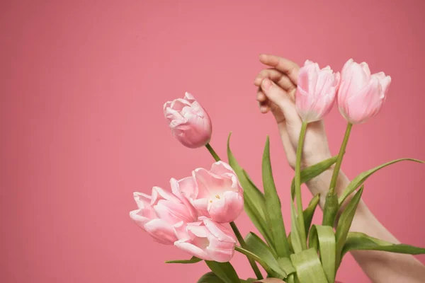 Ramo de flores como un día de fiesta de regalo en el fondo rosa 8 de marzo — Foto de Stock