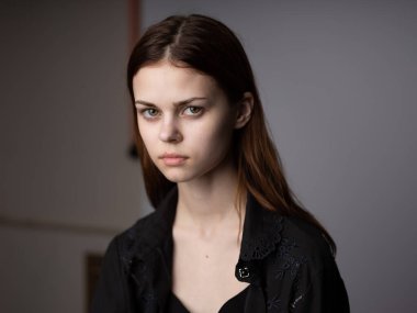 Gri arka planda kızıl saçlı bir kadının portresi. Güzel bir yüz modeli.