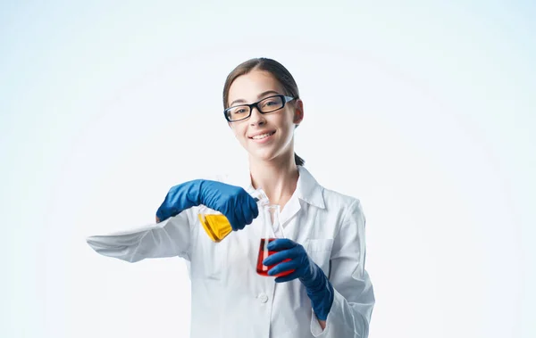 Kadın doktor, elinde aşı şişeleriyle analiz yapıyor. — Stok fotoğraf