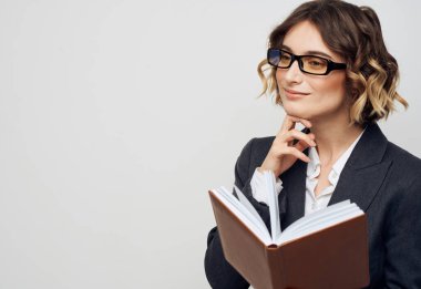 Hafif arka planda klasik takım elbiseli kadın model iş finansmanı belgesi