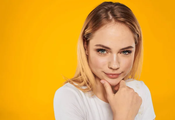 Portret van een mooie blonde op een gele achtergrond oogverblindende glimlach model bijgesneden uitzicht — Stockfoto