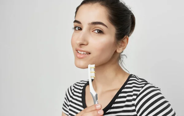 Mulher alegre em listrado t-shirt escova de dentes higiene — Fotografia de Stock