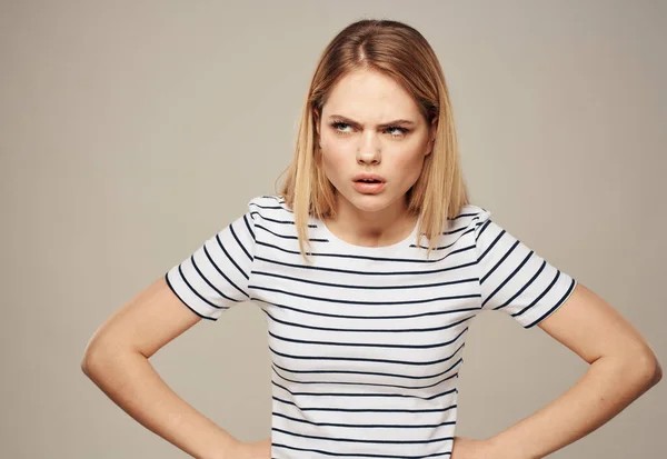 Modell gestreiftes T-Shirt beige Hintergrund empörter Blick — Stockfoto