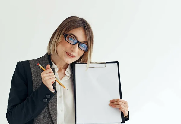Жінка в окулярах з папкою документів рука і макет бізнес-фінансів — стокове фото