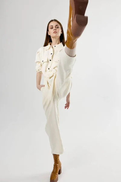 Vacker kvinna i kostym håller hand i ficka moda studio ljus bakgrund — Stockfoto