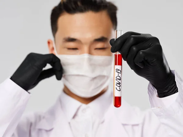Чоловічий лікар в чорних рукавичках тести та діагностика дослідження біохімії крові — стокове фото
