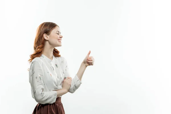 Jolie femme gestuelle avec les mains élégant style lumière arrière-plan studio — Photo