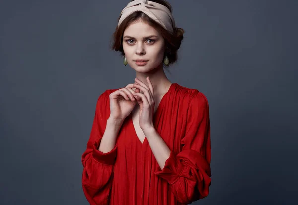 Mulher elegante em vestido vermelho decoração atraente olhar fundo cinza — Fotografia de Stock