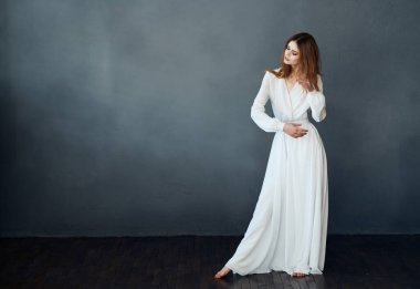 Beyaz elbiseli kadın gri arka planda kızıl saç modeli romantizm kopyalama alanı