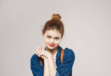 Zarif kadın şık giyimli sırt çantası cazibeli yakın plan.