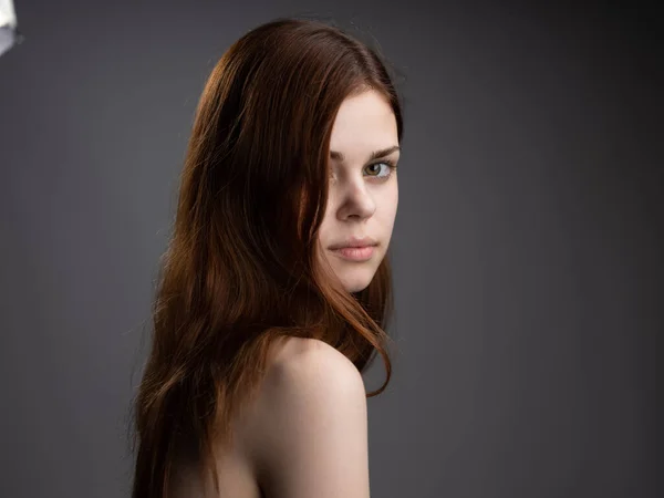 Vrouw model close-up naakt schouders rood haar donker achtergrond — Stockfoto