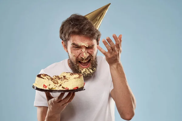 생일 축하 기념 모자를 쓴 수염난 남자 생일 케이크 감정 — 스톡 사진