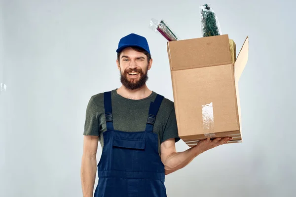 Man in working uniform boxes dostawa usługi załadunku — Zdjęcie stockowe