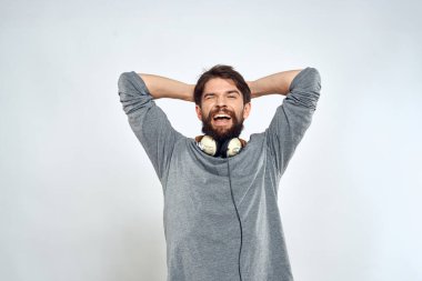 Kulaklıklı adam müzik dinliyor. Hayat tarzı profesyonel eğlence.