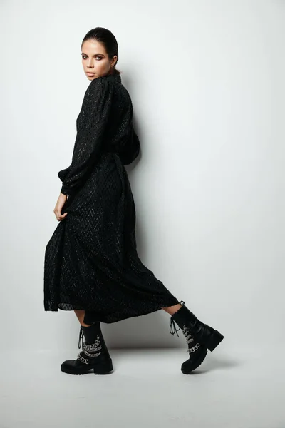 Μελαχρινή φωτεινό μακιγιάζ μαύρο φόρεμα glamor μοντέλο — Φωτογραφία Αρχείου