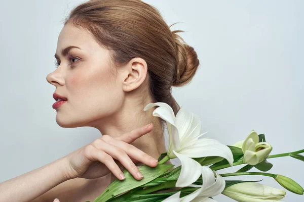 Mujer bonita flores desnuda hombros cosméticos encanto regalo — Foto de Stock