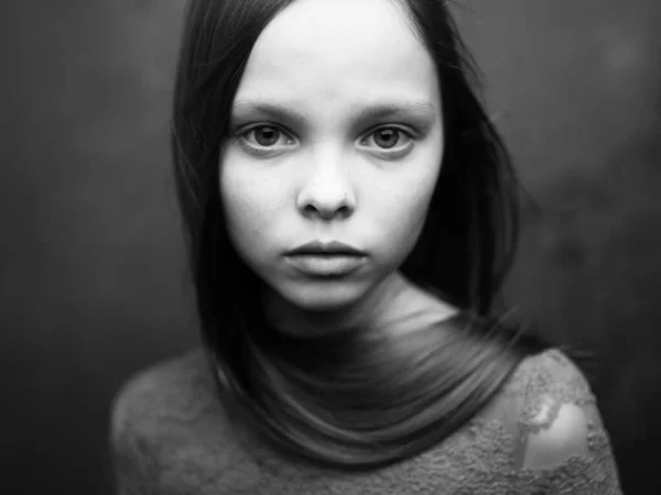 Foto cinza de uma menina em uma visão recortada de um vestido — Fotografia de Stock