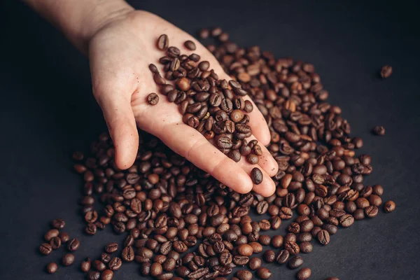 Granos de café en las manos aroma mañana vigor bebida — Foto de Stock