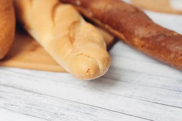 Panecillos recién horneados en la cocina pan bin comida — Foto de Stock