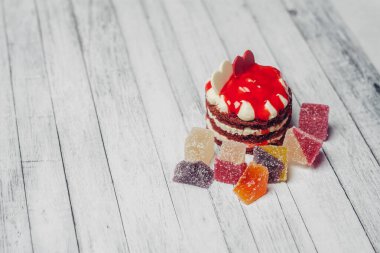 Çay için kırmızı yuvarlak pasta tatlısı diyet ahşap arka plan