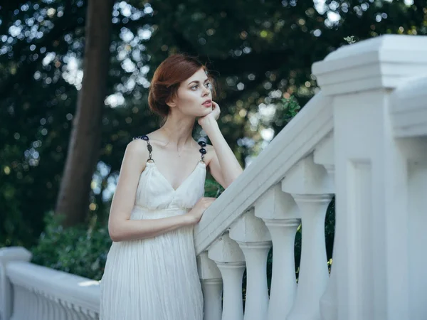 Bella donna in abito bianco stile classico e fascino di lusso vacanza natura — Foto Stock