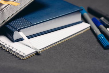 Not defterleri kalem ofis malzemeleri masaüstü işi gri arkaplan