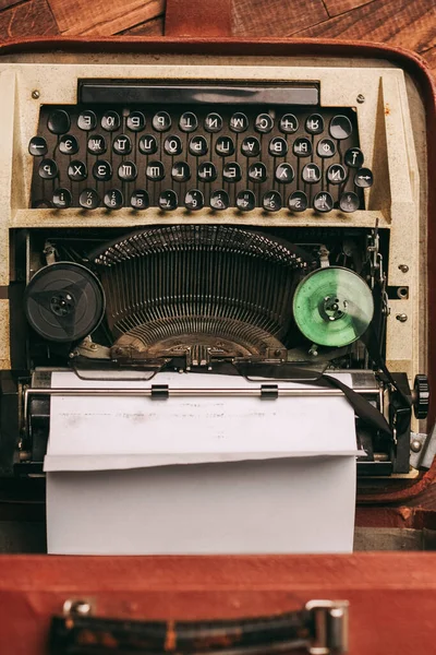 Vintage γραφομηχανή με λευκό χαρτί στέκεται στο πάτωμα εσωτερική κάτοψη — Φωτογραφία Αρχείου