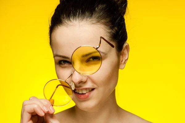 Hübsche Frau mit nackten Schultern Brille in den Händen attraktiven Blick — Stockfoto