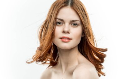 Güzel bir kadın, çıplak omuzlarında makyaj, yüzünde çekici bir yüz, yakından bak.