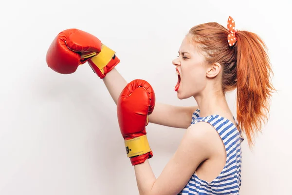 Mujer agresiva haciendo deportes de boxeo a rayas modelo de peinado camiseta — Foto de Stock