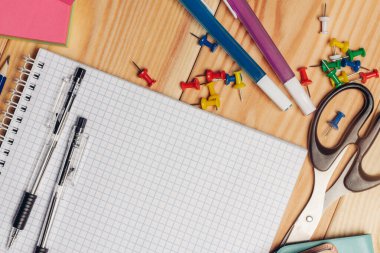 Kağıt renkli kalemler makas kırtasiye okulu masası