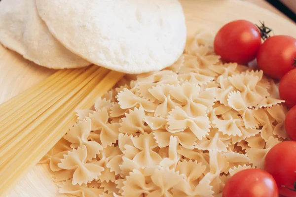 Italiaanse pasta en spaghetti koken kerstomaten keuken lunch — Stockfoto