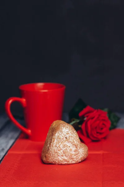 Herzförmige Kekse auf einer roten Serviette Rose Blume Snack — Stockfoto