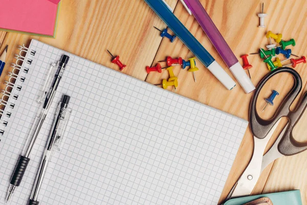 Papel colores lápices tijeras papelería escritorio de la escuela —  Fotos de Stock