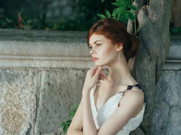 穿着白色衣服的女人自然希腊迷人的装饰模特 — 图库照片