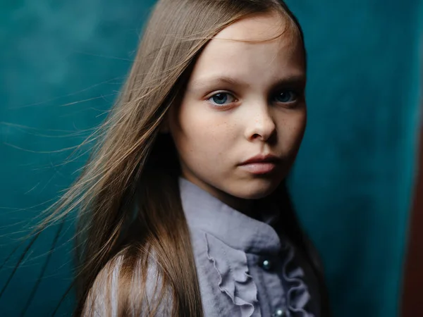 ターコイズの背景にグレーのサンドレスを着た美しい少女の肖像-クローズアップモデル — ストック写真
